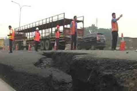  Jalan Nasional Kadipaten-Sumedang Ambles. Lalu Lintas Terputus